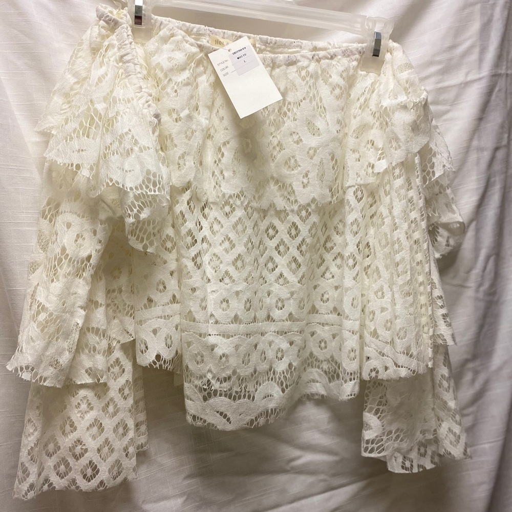 THE CUTEST Lace off the shoulder shirt!